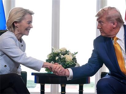 US-Präsident Donald Trump und EU-Kommissionspräsidentin Ursula von der Leyen beim Treffen zum Zolldeal im Juli 2025