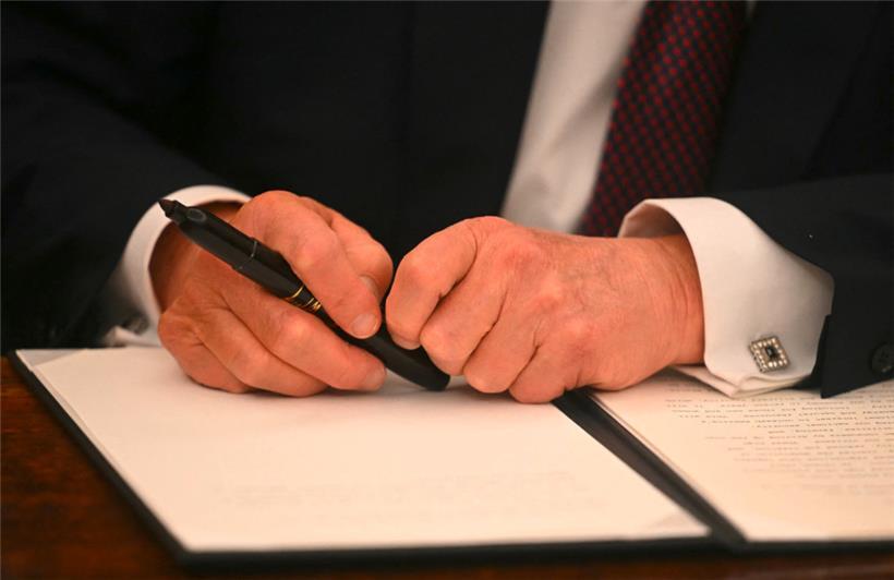 US-Präsident Donald Trump unterzeichnet am 20. Januar 2025 im Oval Office des Weißen Hauses in Washington, D.C., Dekrete
