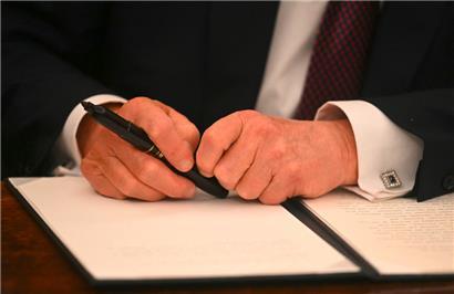 US-Präsident Donald Trump unterzeichnet am 20. Januar 2025 im Oval Office des Weißen Hauses in Washington, D.C., Dekrete
