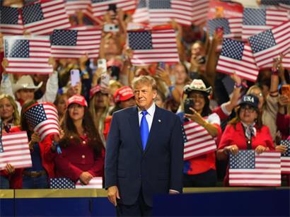 US-Präsident Donald Trump verspricht allen erwachsenen US-Amerikanern im Falle eines Wahlsiegs seiner Partei bei den Kongresswahlen jeweils 5.000 Dollar