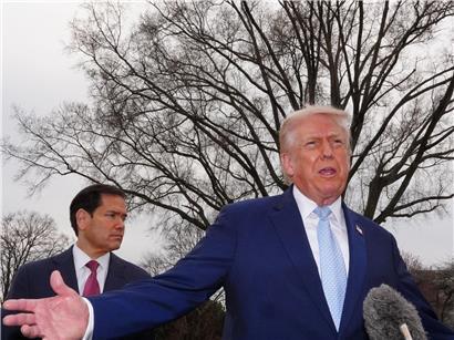 US-Präsident Donald Trump (vorne) spricht mit Reportern