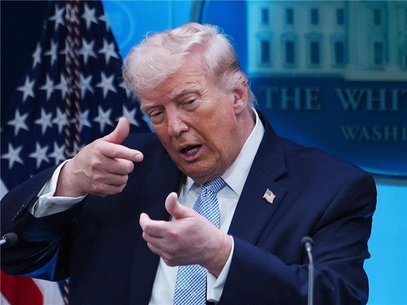 Donald Trump bei Pressekonferenz im Weißen Haus am Montag, US-Präsident spricht vor Mikrofonen