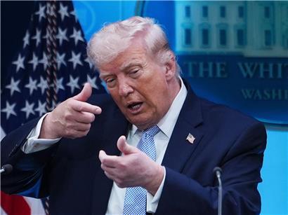 Donald Trump bei Pressekonferenz im Weißen Haus am Montag, US-Präsident spricht vor Mikrofonen