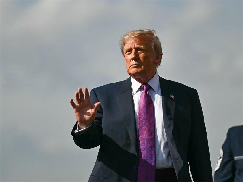 US-Präsident Donald Trump winkt, nachdem er bei seiner Ankunft am 27. August 2026 am Ellington Airport in Houston, Texas, aus der Air Force One ausgestiegen ist