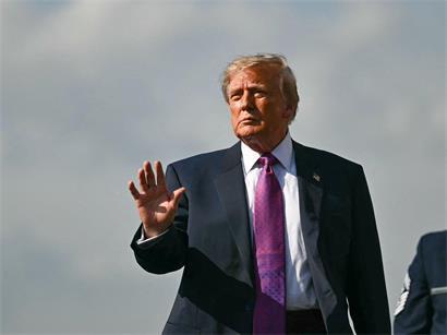 US-Präsident Donald Trump winkt, nachdem er bei seiner Ankunft am 27. August 2026 am Ellington Airport in Houston, Texas, aus der Air Force One ausgestiegen ist