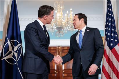 US-Präsident Donald Trump lehnt Foto mit Nato-Generalsekretär Mark Rutte ab, Rubio steht daneben enttäuscht