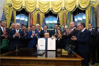 US-Präsident Donald Trump zeigt das Unterzeichnete eines Gesetzespaket zum Ende des wochenlangen Teilstillstands der US-Regierungsgeschäfte
