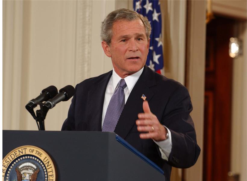 US-Präsident George W. Bush nennt im April 2004 einen Vergleich zwischen Irak und Vietnam eine falsche Analogie, die „unseren Truppen und dem Feind“ eine falsche Botschaft sende
