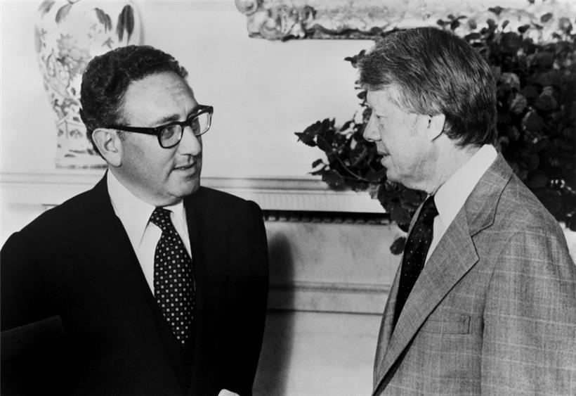 US-Präsident Jimmy Carter (rechts) trifft den ehemaligen Außenminister Henry Kissinger am 15. August 1977 im Weißen Haus in Washington, um Friedensvorschläge für den Nahen Osten zu diskutieren
