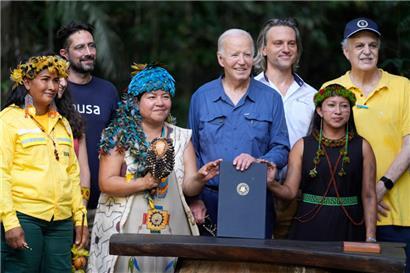 US-Präsident Joe Biden (2.v.r) posiert nach der Unterzeichnung einer Proklamation, die den 17. November zum Internationalen Tag des Naturschutzes erklärt, nach einem Rundgang durch das Museu da Amazonia
