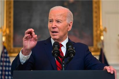 US-Präsident Joe Biden äußert sich im Weißen Haus zu den freigegebenen Hilfspaketen 
