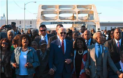 US-Präsident Joe Biden am 5. März 2023 auf der Edmund-Pettus-Brücke in Selma, Alabama, anlässlich des 58. Jahrestages des Blutsonntags
