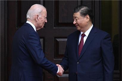 US-Präsident Joe Biden begrüßt seinen chinesischen Amtskollegen Xi Jinping
