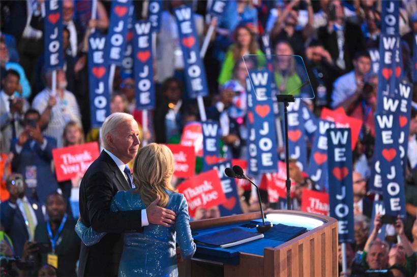 US-Präsident Joe Biden (l.) umarmt die First Lady der USA, Jill Biden, nach seiner Rede am ersten Tag der Democratic National Convention
