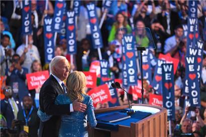 US-Präsident Joe Biden (l.) umarmt die First Lady der USA, Jill Biden, nach seiner Rede am ersten Tag der Democratic National Convention
