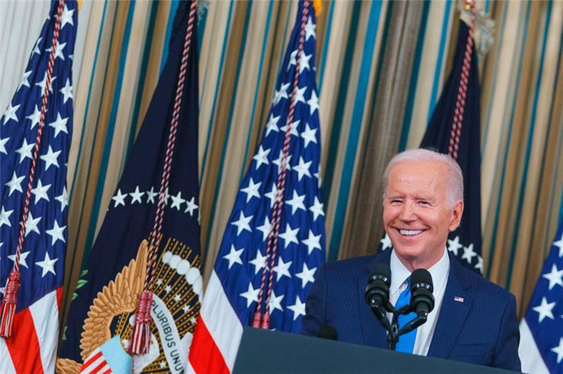 US-Präsident Joe Biden lacht während einer Pressekonferenz zu den Zwischenwahlen
