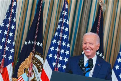 US-Präsident Joe Biden lacht während einer Pressekonferenz zu den Zwischenwahlen
