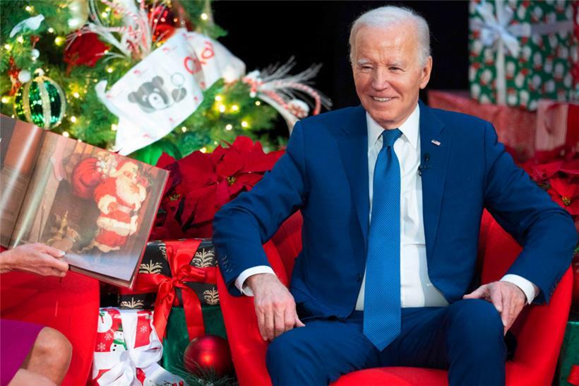 US-Präsident Joe Biden reagiert während eines Weihnachtsbesuchs bei Patienten und Familien im Children’s National Hospital in Washington
