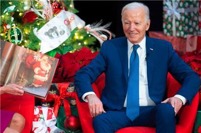US-Präsident Joe Biden reagiert während eines Weihnachtsbesuchs bei Patienten und Familien im Children’s National Hospital in Washington

