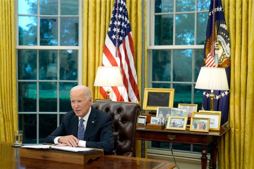 US-Präsident Joe Biden spricht im Oval Office des Weißen Hauses in Washington
