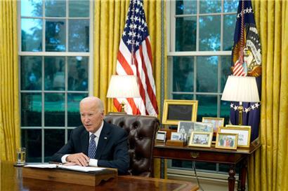 US-Präsident Joe Biden spricht im Oval Office des Weißen Hauses in Washington
