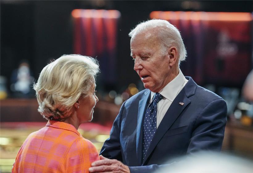 US-Präsident Joe Biden und EU-Kommissionspräsidentin Ursula von der Leyen unterhalten sich beim G20-Gipfel Mitte November auf der indonesischen Insel Bali: Beschwichtigungen aus den USA reichen nicht mehr, angesichts der von Washington eingeleiteten Wettbewerbsverzerrungen
