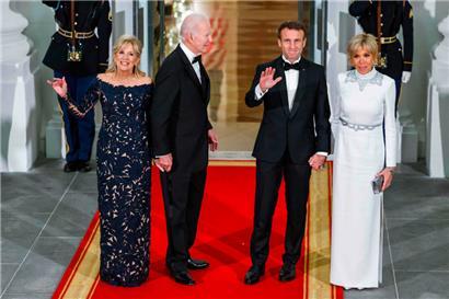 US-Präsident Joe Biden und First Lady Jill Biden begrüßen den französischen Präsidenten Emmanuel Macron und seine Frau Brigitte Macron bei ihrer Ankunft zu einem Staatsdinner im Weißen Haus in Washington, DC, 1. Dezember 2022
