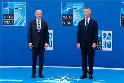 US-Präsident Joe Biden und NATO-Generalsekretär Jens Stoltenberg vor dem Gipfeltreffen: Beide wünschen sich, dass die Militärallianz künftig global agiert
