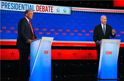 US-Präsident Joe Biden und der ehemalige US-Präsident und republikanische Präsidentschaftskandidat Donald Trump nehmen an der ersten Präsidentschaftsdebatte für die Wahlen 2024 in den CNN-Studios in Atlanta, Georgia, am 27. Juni 2024 teil
