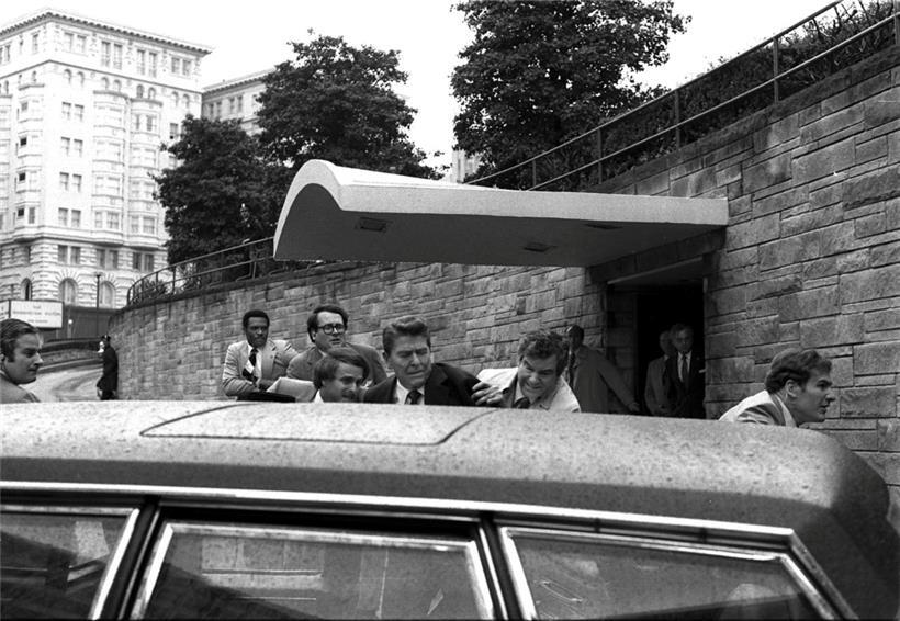 US-Präsident Ronald Reagan wird am 30. März 1981 von Geheimdienstagenten in die Präsidentenlimousine geschoben, nachdem er vor einem Hotel in Washington angeschossen wurde 
