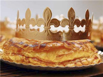 US-Präsident Donald Trump greift nach goldener Krone als Symbol für Macht und Führung