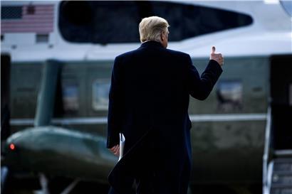 US-Präsident Trump hat den Impeachement-Prozess gewonnen.
