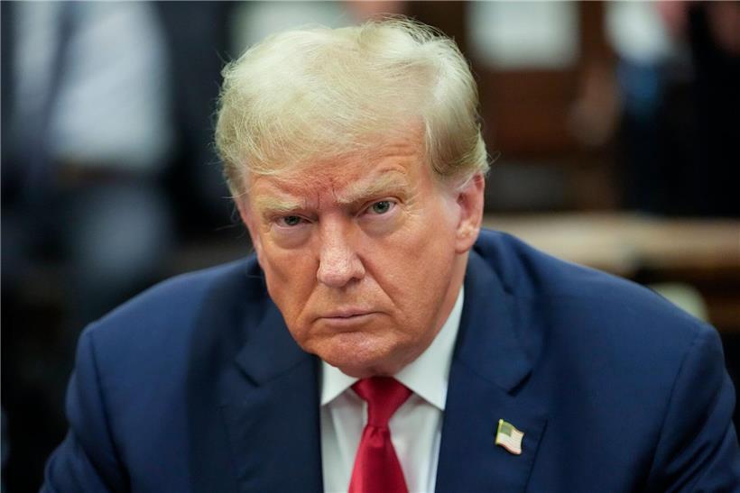 US-Präsident Donald Trump verschiebt sein Ultimatum erneut, zeigt ernsten Gesichtsausdruck bei Pressekonferenz