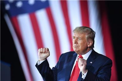 US President Donald Trump pumps his fists during a campaign rally at MBS International Airport in Freeland, Michigan on September 10, 2020. (Photo by MANDEL NGAN / AFP)
