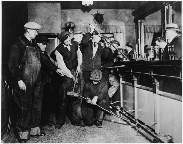 US-Prohibitionsbeamte nehmen bei einer Razzia eine Bar auseinander
