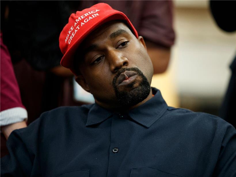 Kanye West im Oval Office beim Treffen mit Präsident Trump hört aufmerksam einer Reporterfrage zu