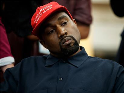 Kanye West im Oval Office beim Treffen mit Präsident Trump hört aufmerksam einer Reporterfrage zu