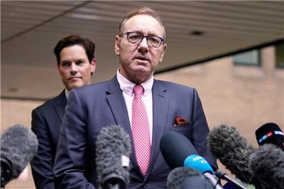 US-Schauspieler Kevin Spacey spricht vor dem Southwark Crown Court zu Journalisten
