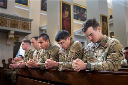 US-Soldaten beten in der Kathedralenbasilika in Vilnius für ihre vermissten Kameraden 
