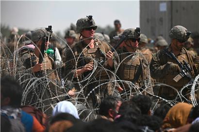 US-Soldaten bewachen eine Straßensperre nahe dem Flughafen: Viele wollen nichts als raus aus Afghanistan, allen wird das kaum gelingen
