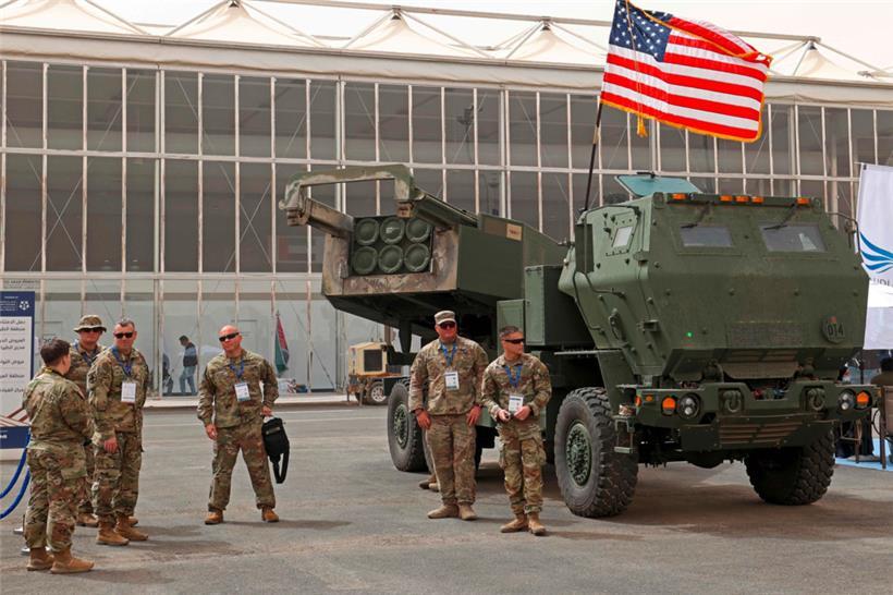 US-Soldaten stehen neben einem M142 High Mobility Artillery Rocket System (HIMARS) das nun von der ukrainischen Armee gegen die russischen Invasionstruppen eingesetzt wird
