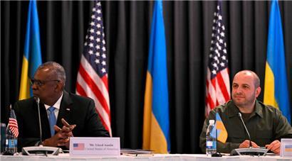 US-Verteidigungsminister Lloyd Austin (l.) und sein ukrainischer Amtskollege Rustem Umerov beim gestrigen Treffen in Ramstein
