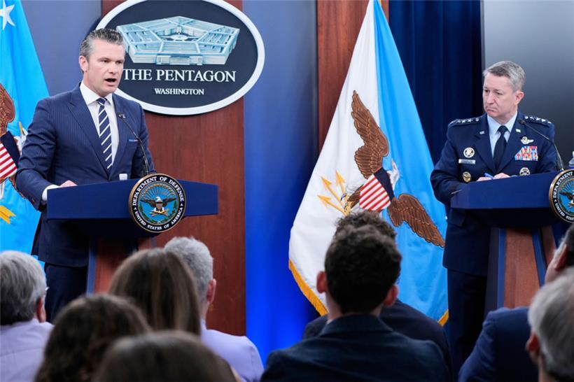 US-Verteidigungsminister Pete Hegseth (l) und Generalstabschef Dan Caine sprechen auf einer Pressekonferenz im Pentagon zu den US-Angriffen auf Atomanlagen im Iran
