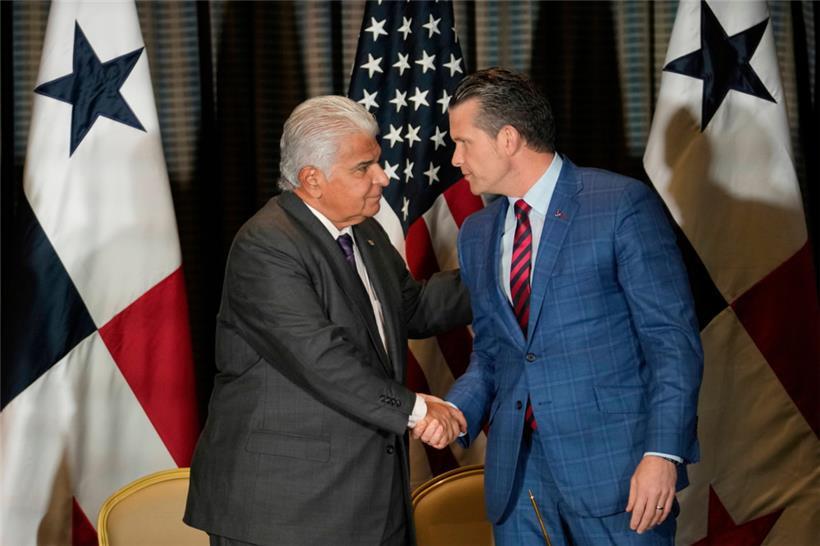 US-Verteidigungsminister Pete Hegseth (r) schüttelt Panamas Präsidenten Jose Raul Mulino die Hand nach der Unterzeichnung des Abkommens
