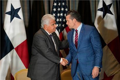 US-Verteidigungsminister Pete Hegseth (r) schüttelt Panamas Präsidenten Jose Raul Mulino die Hand nach der Unterzeichnung des Abkommens
