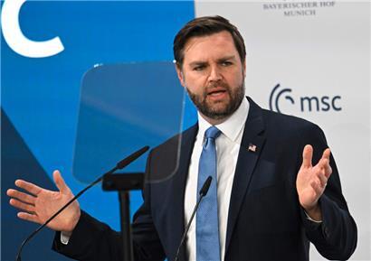 US-Vizepräsident J.D. Vance redet über Meinungsfreiheit, während im Weißen Haus Reporter von Veranstaltungen ausgeschlossen werden, weil sie Trumps Ansichten nicht teilen
