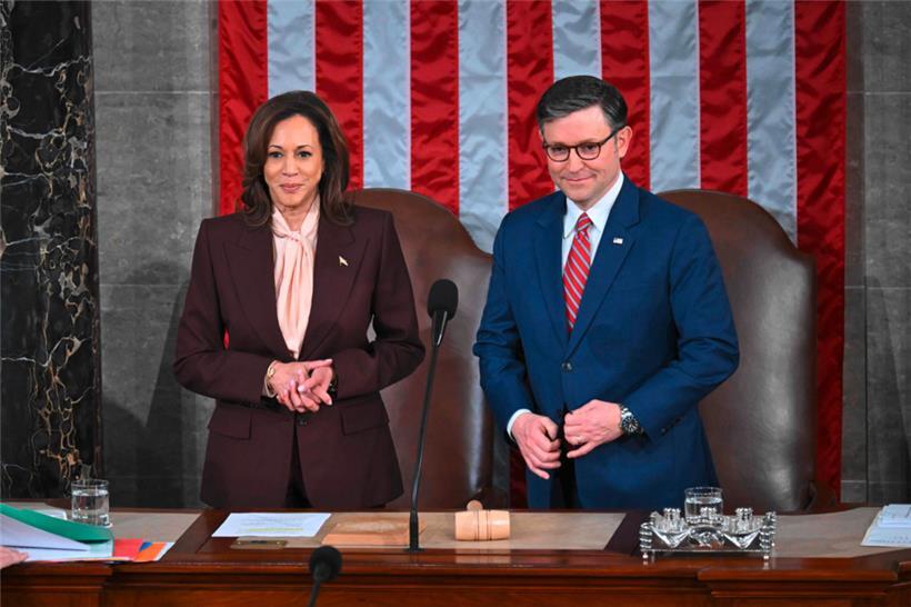 US-Vizepräsidentin Kamala Harris und der Sprecher des Repräsentantenhauses Mike Johnson leiten eine gemeinsame Sitzung des Kongresses zur Bestätigung der Ergebnisse der Präsidentschaftswahlen 2024 im Repräsentantenhaus des US-Kapitols am 6. Januar 2025 in Washington

