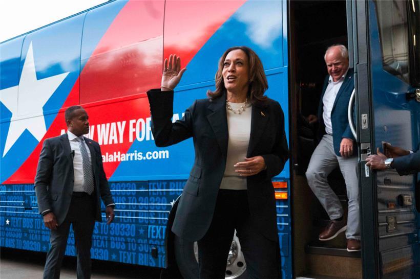 US-Vizepräsidentin Kamala Harris und ihr Vizepräsidentschaftskandidat Tim Walz (r.)
