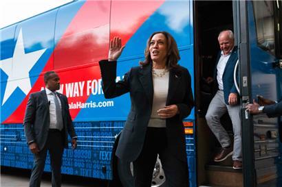 US-Vizepräsidentin Kamala Harris und ihr Vizepräsidentschaftskandidat Tim Walz (r.)
