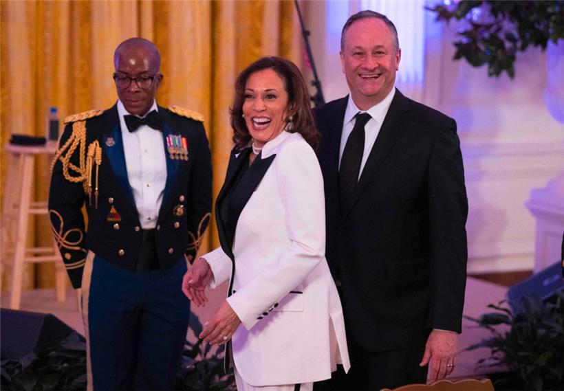 US-Vizepräsidentin Kamala Harris und ihr Ehemann, der „Second Gentleman“ Doug Emhoff, während einer Veranstaltung im Weißen Haus
